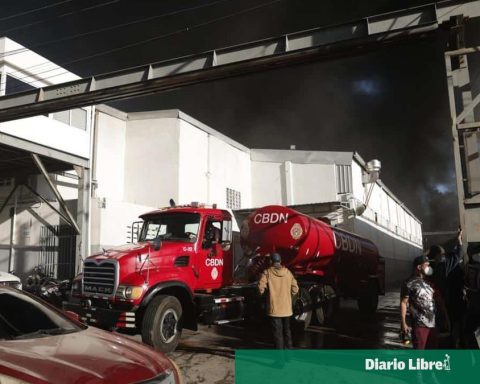 Firefighters fight fire at plastics factory in Haina