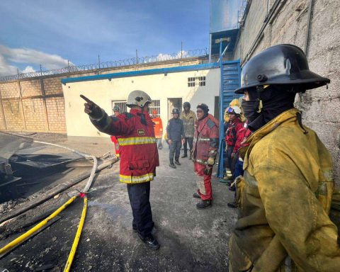 Firefighters put out a large fire in a commercial premises in Guarenas
