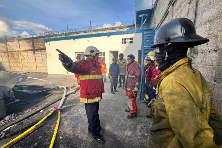 Firefighters put out a large fire in a commercial premises in Guarenas