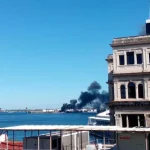 Columnas de humo negro en la refinería "Ñico López", vistas desde el lado opuesto de la bahía de La Habana