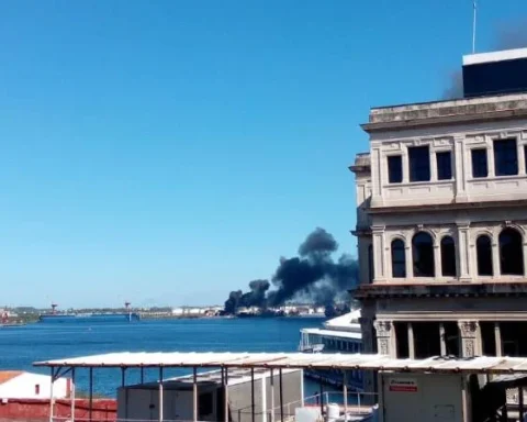 Columnas de humo negro en la refinería "Ñico López", vistas desde el lado opuesto de la bahía de La Habana