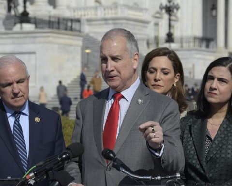 Florida congressmen demand revoking licenses of US companies doing business with Cuba