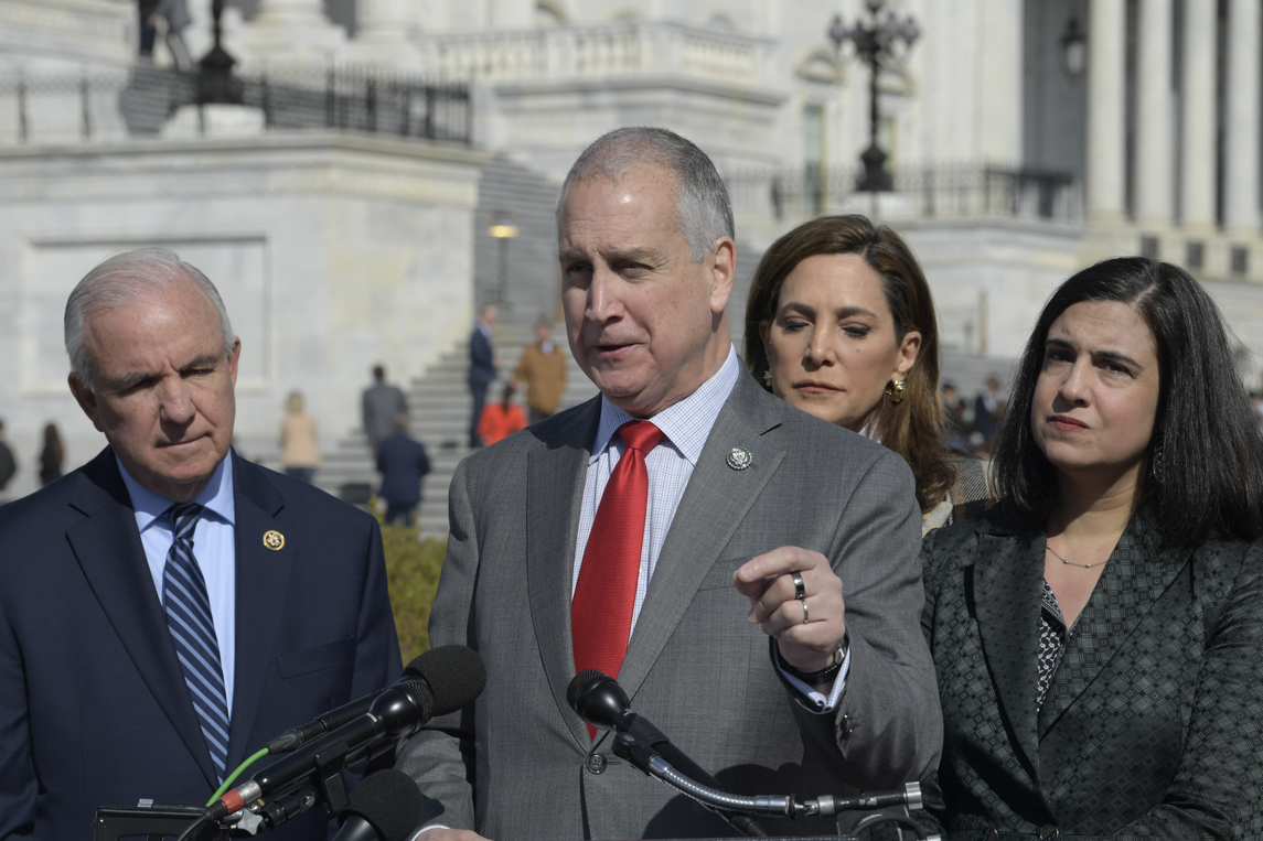 Florida congressmen demand revoking licenses of US companies doing business with Cuba