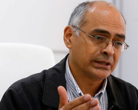 Former minister Carlos Alvarado is appointed as the new president of the IVSS