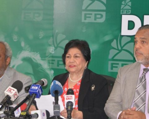 Miembros de la  Secretaría de Educación de Fuerza del Pueblo.