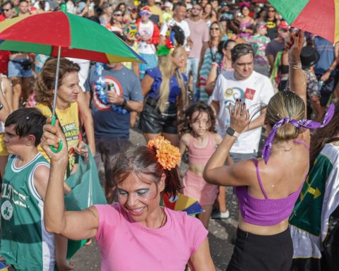 Galinho de Brasília honors the tradition of frevo and the passion for football