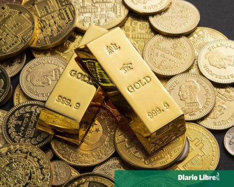 Gold and silver fall 4% and 8%