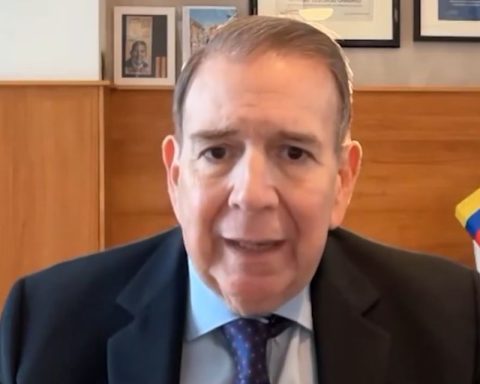 González Urrutia celebrates the release of political prisoners, but demands full freedom