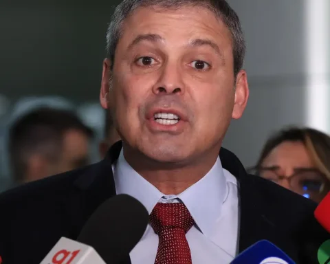 Government should send project to end 6x1 scale, says leader