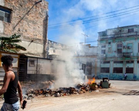 Quema de basura en una esquina de La Habana