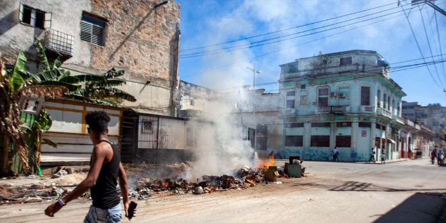 Quema de basura en una esquina de La Habana