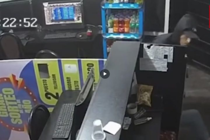 He simulated gambling and robbed a store in Huancayo: he was subdued by neighbors