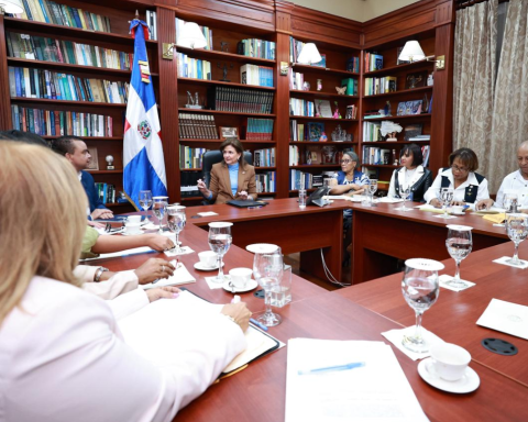 Health Cabinet meets with nursing unions to address demands of the sector