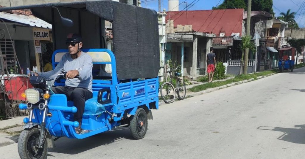 Holguín issues permits so that cargo tricycles can also carry passengers