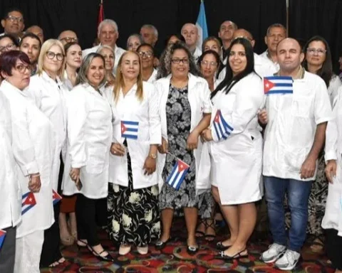 Miguel Díaz-Canel junto a miebros de la Brigada Médica Cubana en Honduras, en Tegucigalpa, en abril de 2025