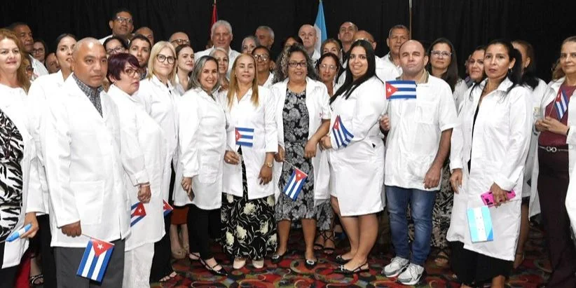 Miguel Díaz-Canel junto a miebros de la Brigada Médica Cubana en Honduras, en Tegucigalpa, en abril de 2025