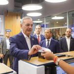 INTRANT: Abinader recibe la primera nueva licencia de conducir