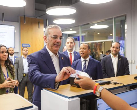 INTRANT: Abinader recibe la primera nueva licencia de conducir