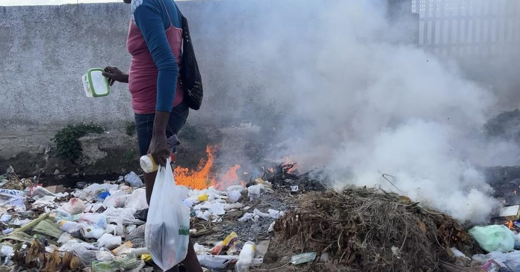 Illegal burning of garbage begins to choke Havana