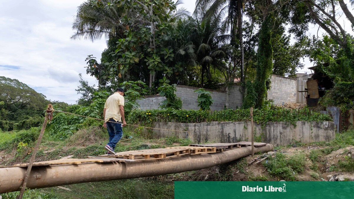 In Cancino Adentro they build an improvised bridge