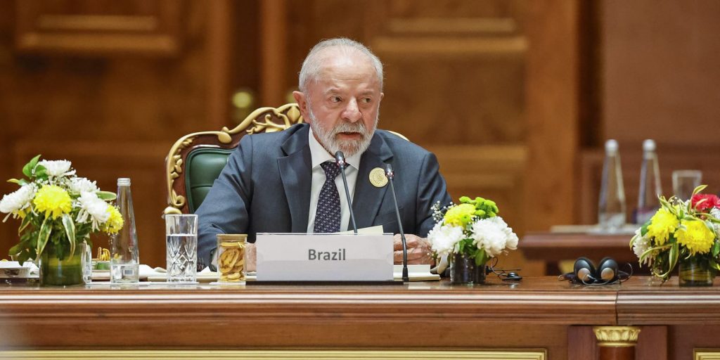 In India, Lula defends global AI governance led by the UN