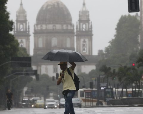 Intense rains in Rio de Janeiro lead to the activation of the Navy
