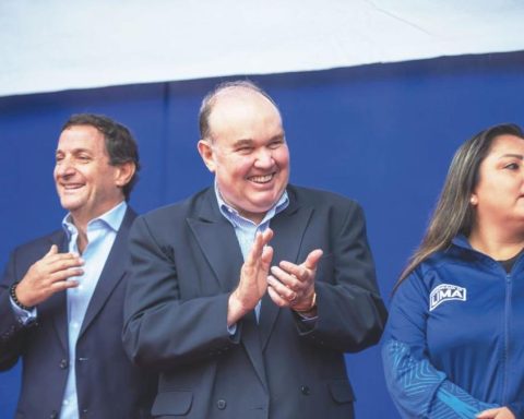 Ipsos: López Aliaga would beat all his rivals in an eventual second round