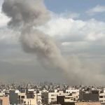 Columna de humo sobre Teherán tras inicio del ataque