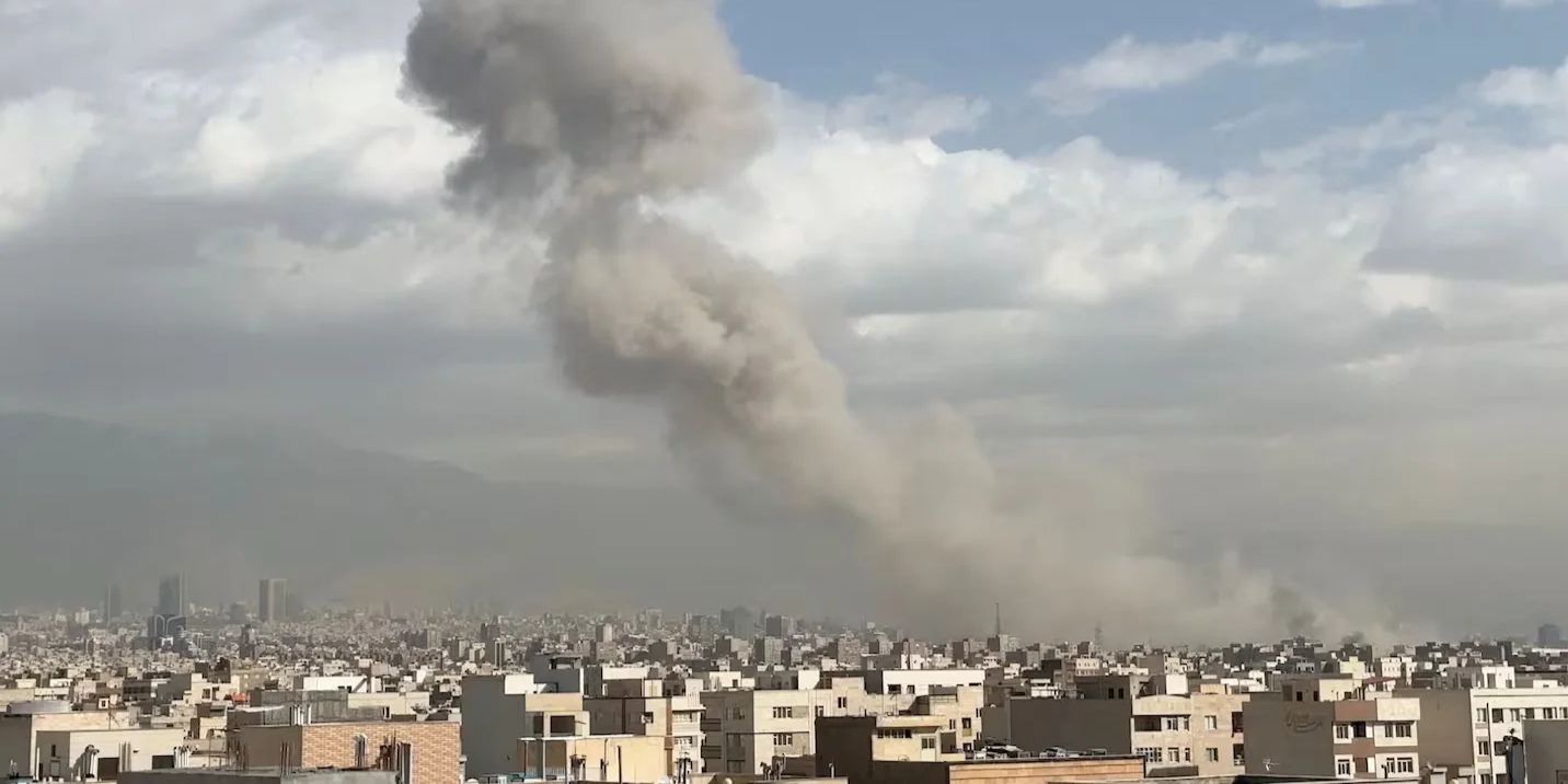Columna de humo sobre Teherán tras inicio del ataque