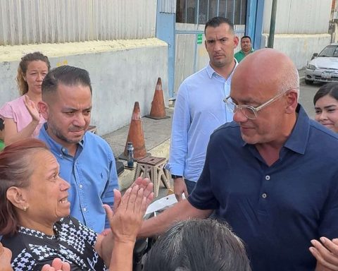 Jorge Rodríguez met with relatives of detainees in zone 7 of Boleíta