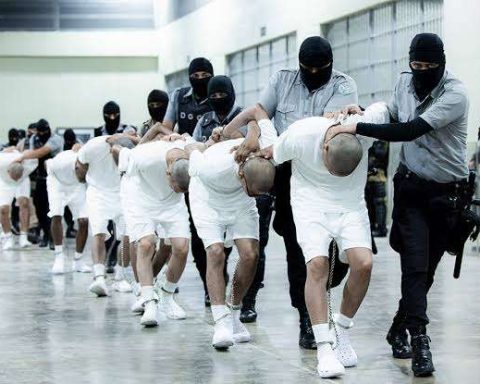 Judge orders Trump to return Venezuelans sent to El Salvador