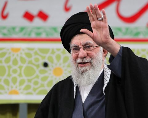 Khamenei warns the US that any attack against Iran will spark a regional war