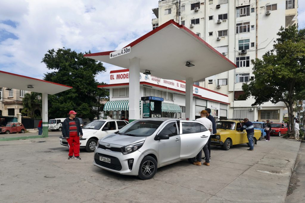 Labor and teaching adjustments, stoppage of investments and suspension of transportation: first effects of the fuel crisis