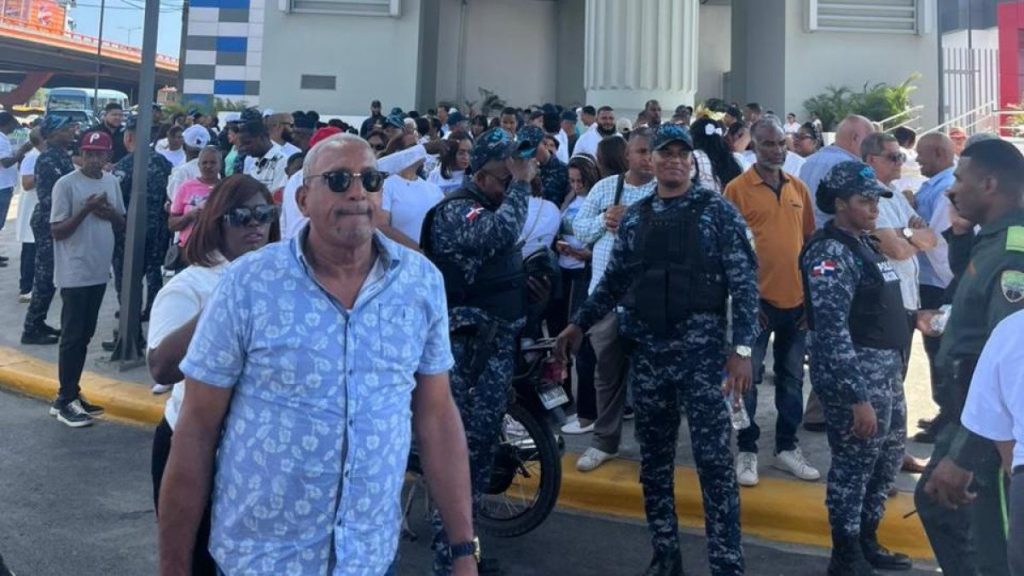 Large crowd waiting for the inauguration of the Alcarrizos Metro