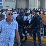 Large crowd waiting for the inauguration of the Alcarrizos Metro