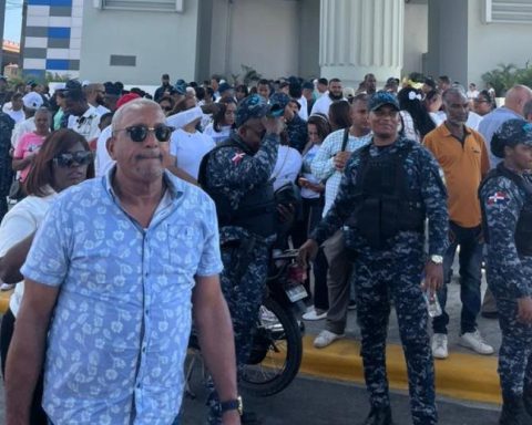 Large crowd waiting for the inauguration of the Alcarrizos Metro