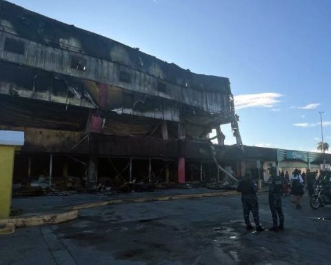 Estiman millones las pérdidas en fuego de local de L&R Comercial y Banco Ademi en Villa Mella