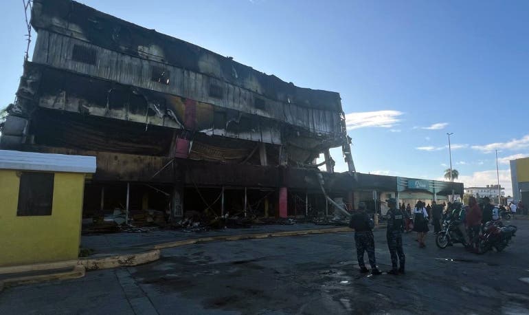 Estiman millones las pérdidas en fuego de local de L&R Comercial y Banco Ademi en Villa Mella