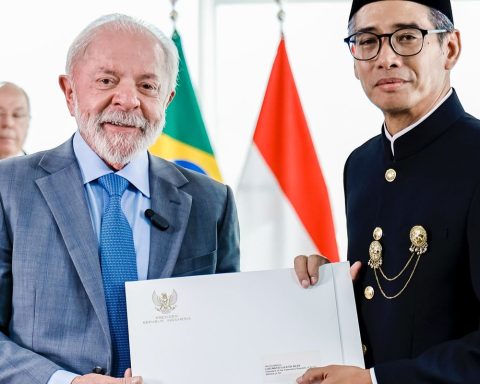 Lula receives credentials from nine new ambassadors