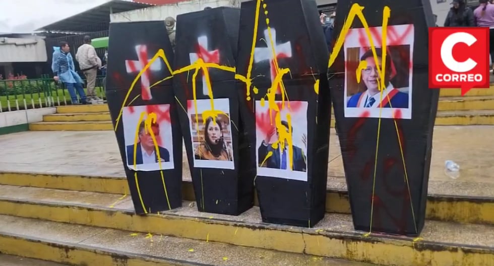 March with symbolic coffins marks strike along the New Central Highway in Huancayo
