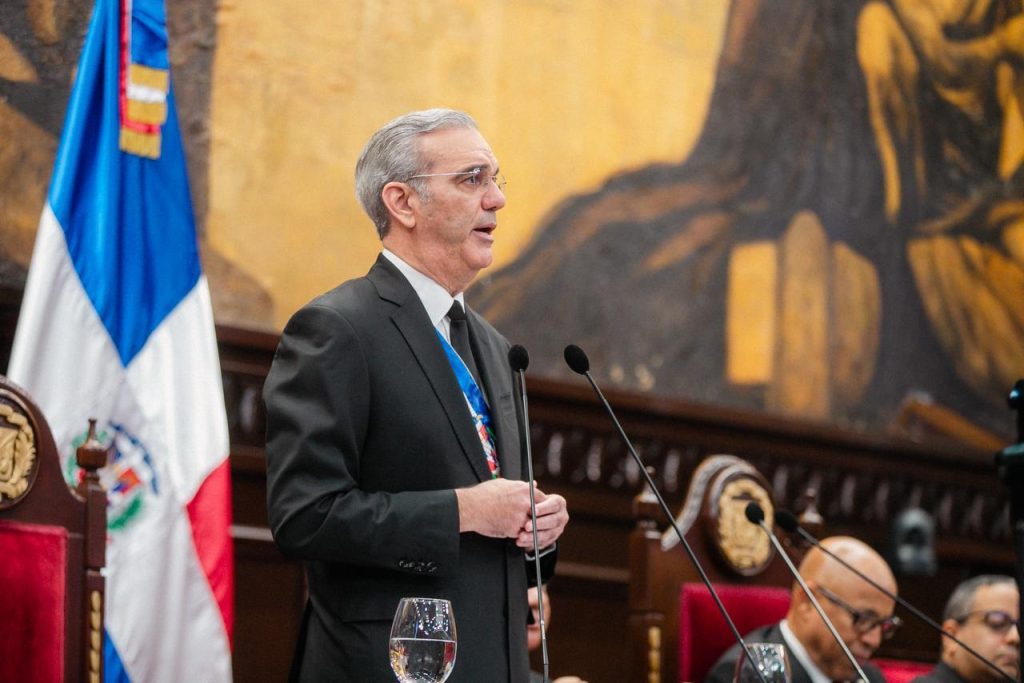 Medical societies throw "flowers and eggs" at Abinader's speech