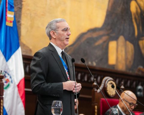 Medical societies throw "flowers and eggs" at Abinader's speech