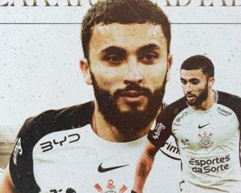 Memphis recommends a former teammate and Corinthians signs him