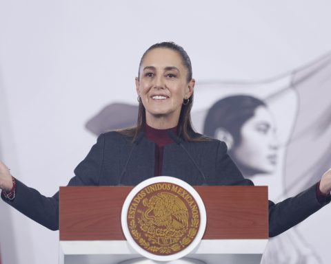 Mexico opens the door to an air bridge with Cuba after sending humanitarian aid