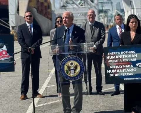 Políticos y autoridades del sur de Florida este martes, durante una conferencia de prensa en el puerto de Miami
