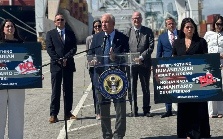 Políticos y autoridades del sur de Florida este martes, durante una conferencia de prensa en el puerto de Miami