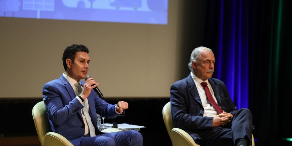 Ministers defend more partnerships in infrastructure investments