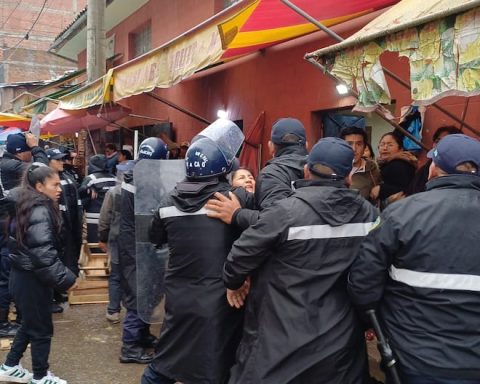 Municipal operation in the Damero de Huancayo leaves two agents injured after clashes