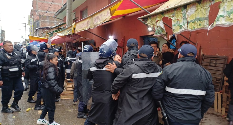 Municipal operation in the Damero de Huancayo leaves two agents injured after clashes