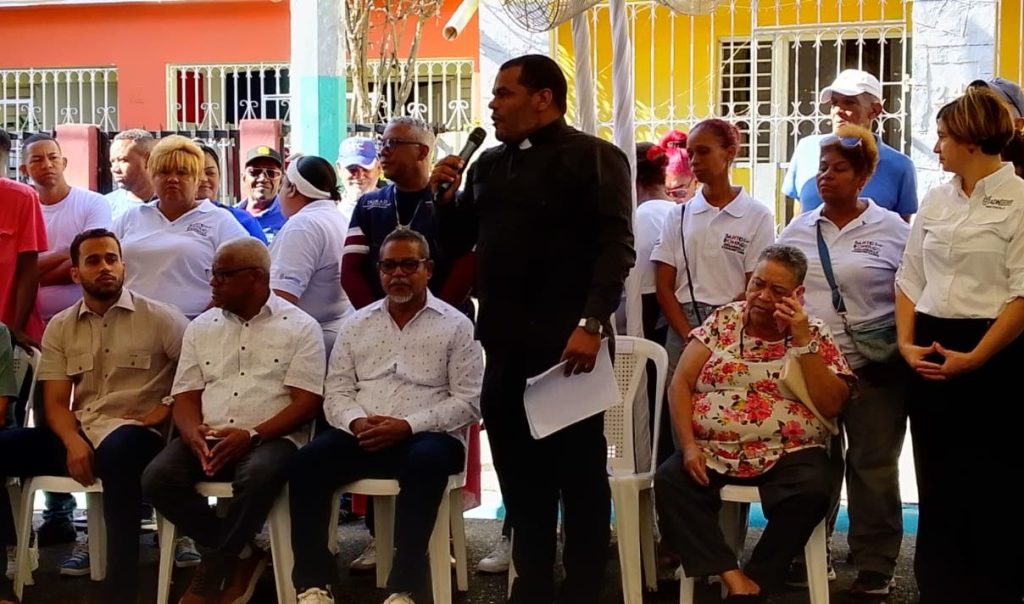 Entidades barriales acusan a funcionarios de ignorar por años sus demandas en Santo Domingo
